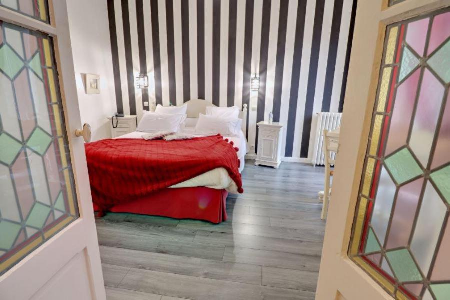 Logis Hotel De La Chapelle Milon-la-Chapelle Zewnętrze zdjęcie