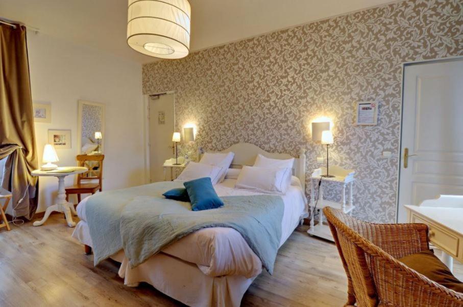 Logis Hotel De La Chapelle Milon-la-Chapelle Zewnętrze zdjęcie
