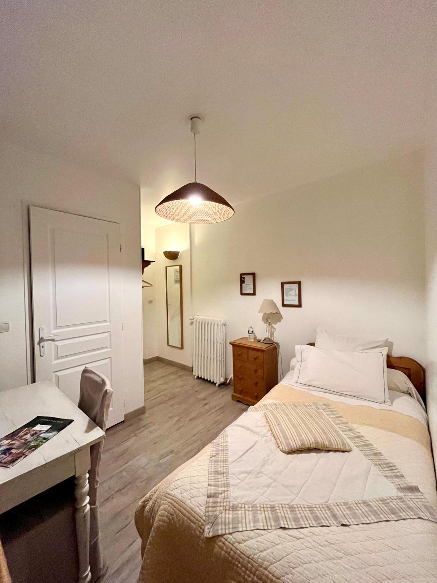 Logis Hotel De La Chapelle Milon-la-Chapelle Zewnętrze zdjęcie