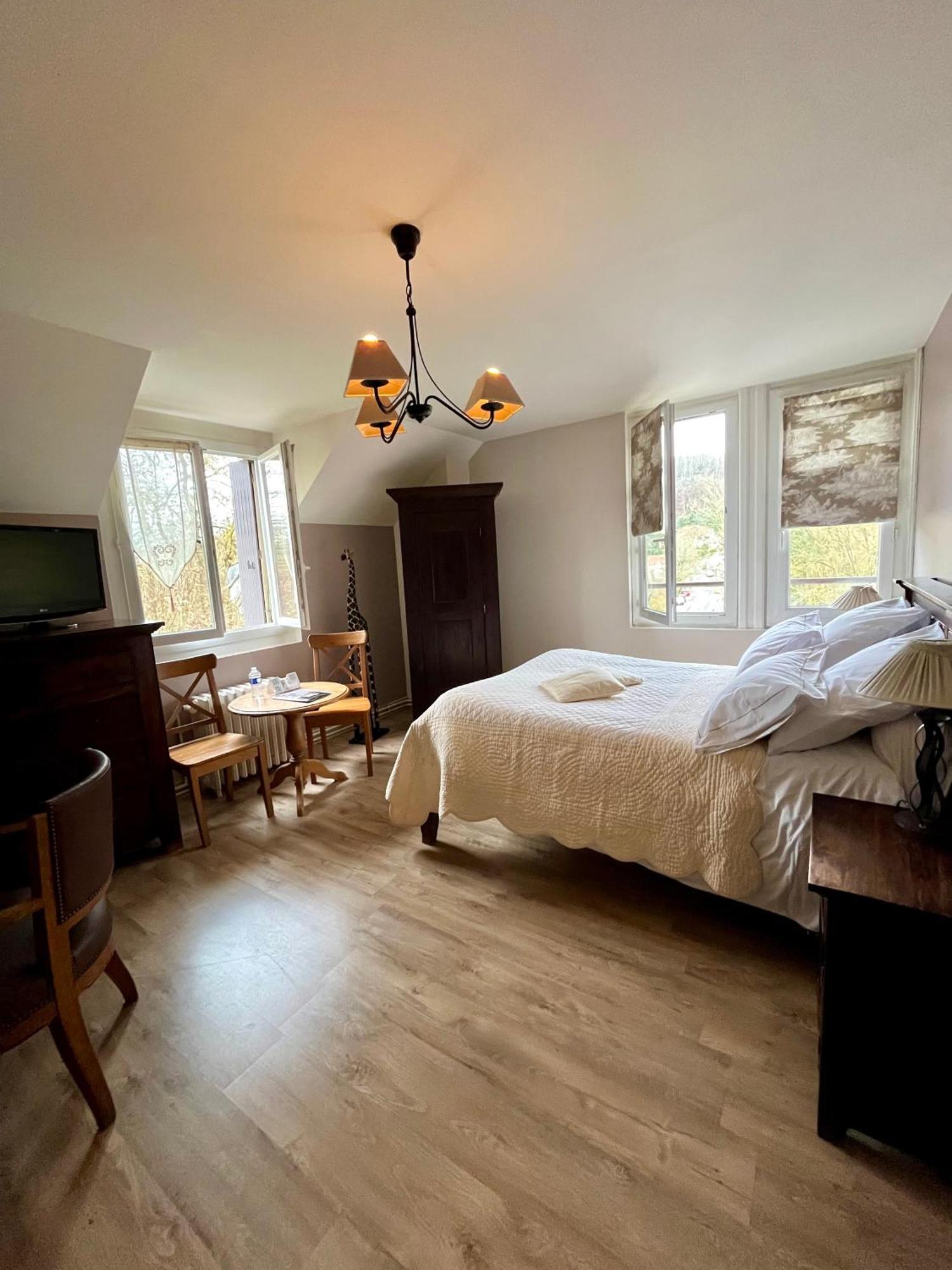 Logis Hotel De La Chapelle Milon-la-Chapelle Zewnętrze zdjęcie