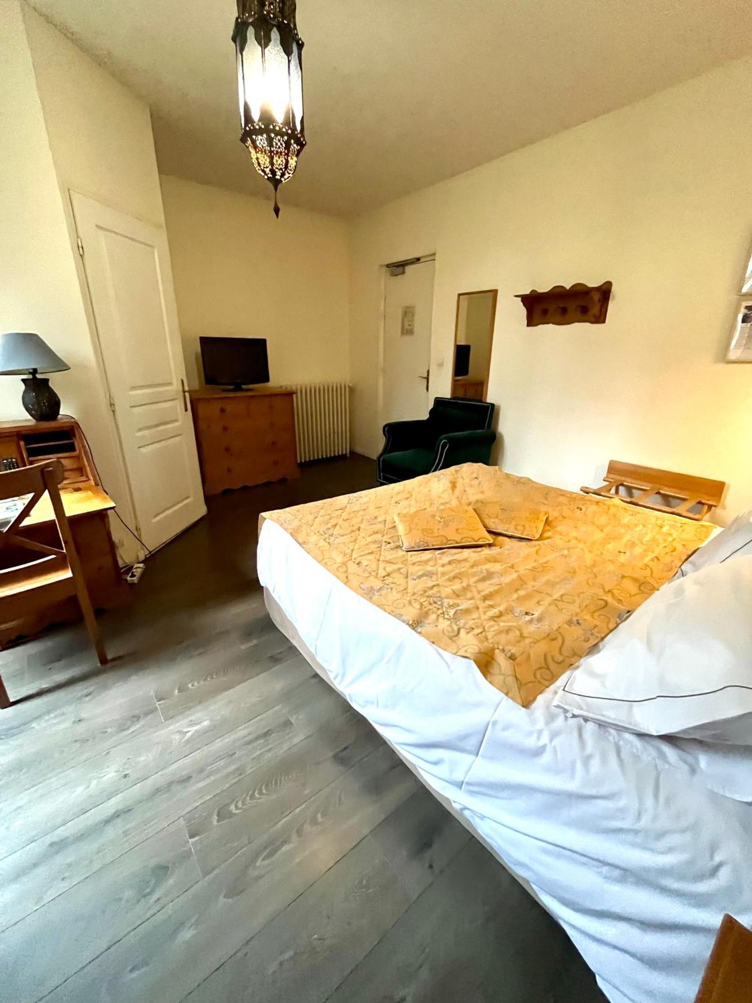 Logis Hotel De La Chapelle Milon-la-Chapelle Zewnętrze zdjęcie